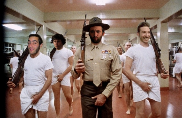 Les JAS se grattant les testicules dans une scène culte de Full Metal Jacket
